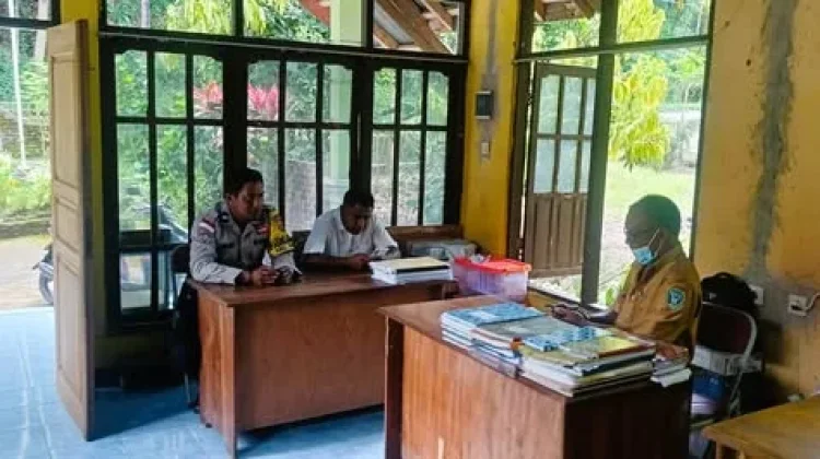Polisi Sambangi Kantor Desa, Ajak Warga Jaga Kamtibmas