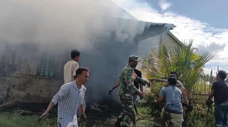 Babinsa Koramil Komodo Bantu Padamkan Kebakaran Rumah Warga di Golo Sepang
