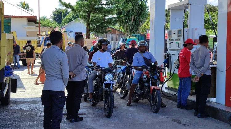 Kapolsek Lembor Pimpin Patroli SPBU, Pantau Stok BBM Pascakenaikan Dex