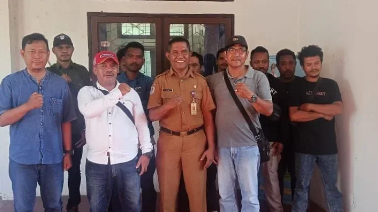 Disnakertrans Sikka Berangkatkan Sepuluh Pekerja ke Kalimantan