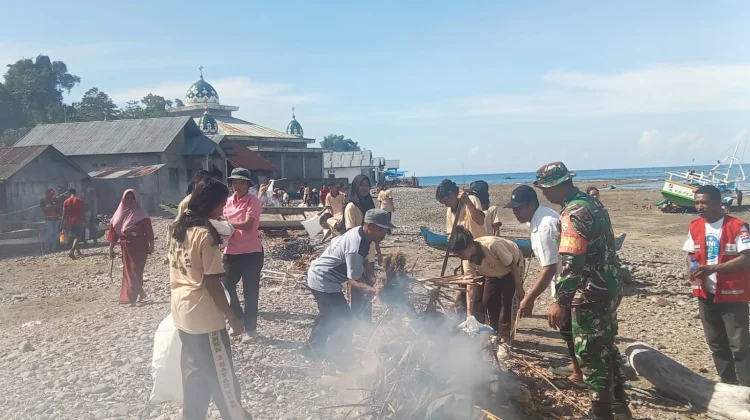 Kolaborasi Warga dan Babinsa Satar Mese Gelar Bakti Lingkungan di Pesisir