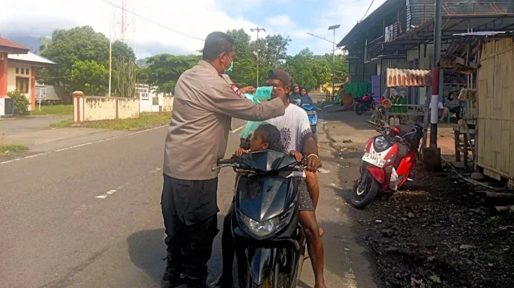 Peduli Dampak Erupsi, Polisi Bagikan Masker Kepada Warga Antisipasi Abu Lewotobi