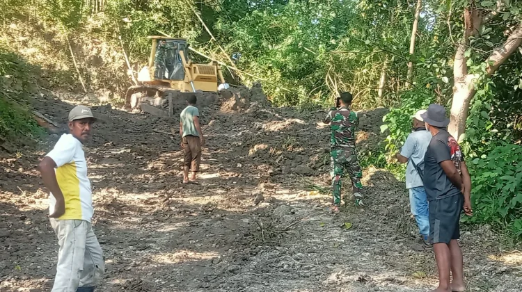 Hari Pertama TMMD Ke-128, TNI Bersama Warga Mulai Garap Pembukaan Jalan di Wewaria