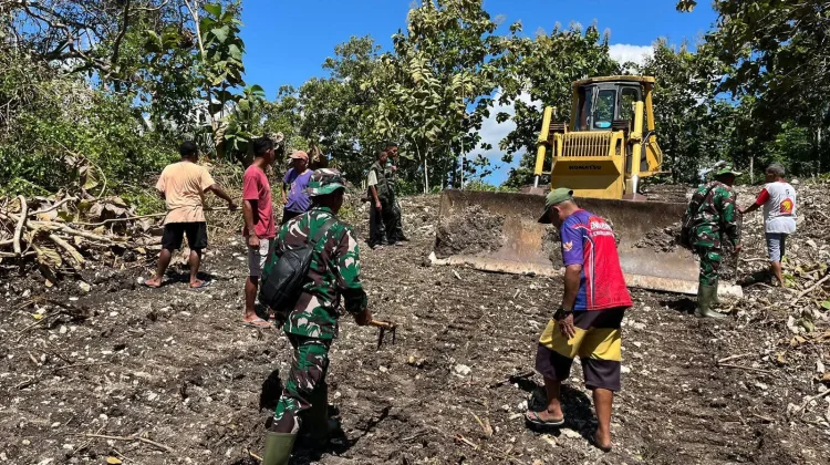 Gotong Royong TNI dan Warga, Proyek Jalan TMMD di Aelipo Berjalan 3 Persen
