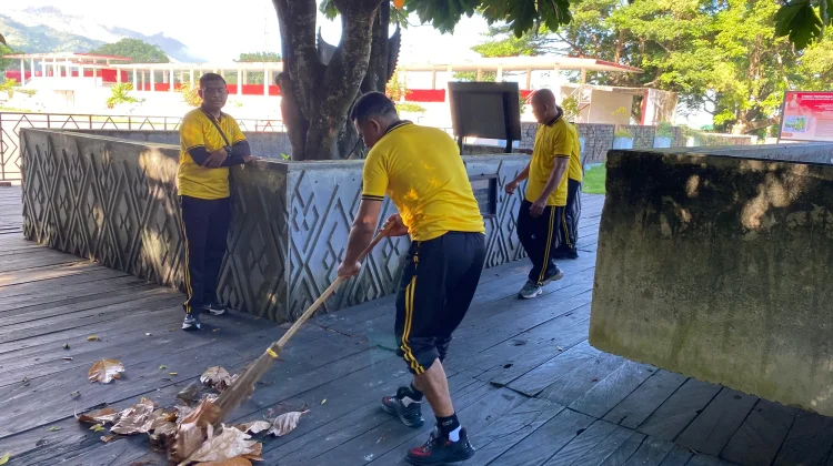Polres Ende Gelar Aksi Bersih Taman Bung Karno Wujudkan Kota Asri Nyaman