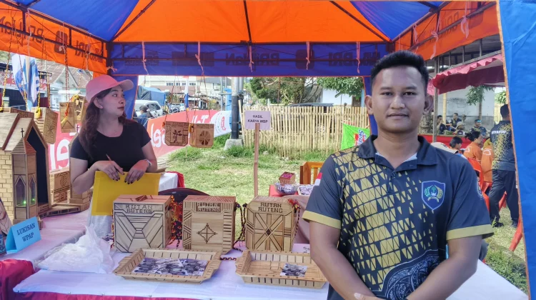Rutan Ruteng Pamerkan Furniture Anyaman Bambu Hasil Karya Warga Binaan