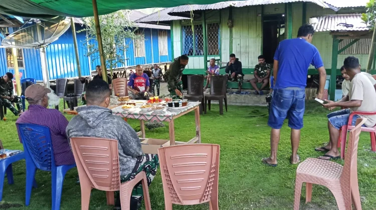 Kebersamaan Satgas TMMD dan Warga Aelipo ditengah Pengerjaan Jalan