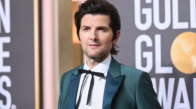 Adam Scott Raih Penghargaan Icon Award di Canneseries Berkat Peran Ikonisnya