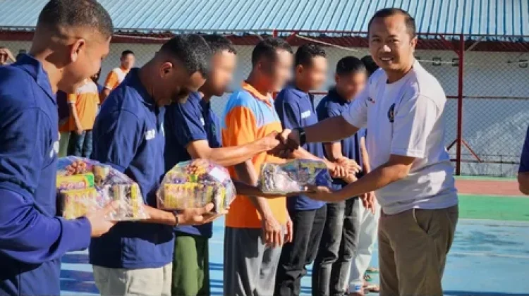 Semarak HBP, WBP Rutan Bajawa Terima Hadiah Lomba
