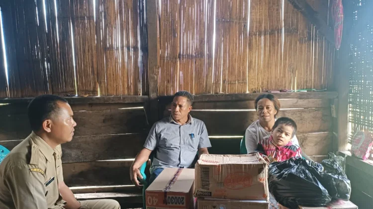 Tinggal di Bangunan Bekas PAUD, Balqis Terima Bantuan dari Dinsos Manggarai