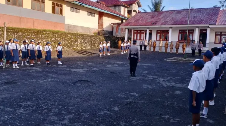 Kasat Binmas Polres Ngada Pimpin Upacara di SMPS PGRI Bajawa, Tekankan Disiplin