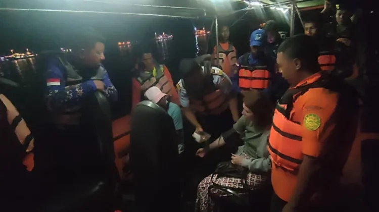 Dua Wisatawan Spanyol Dievakuasi Tim SAR usai Alami Lemas di Pulau Padar