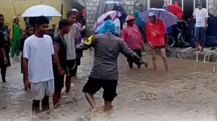 Bhabinkamtibmas Desa Kezewea Bantu Evakuasi Warga Terdampak Banjir di Maumbawa