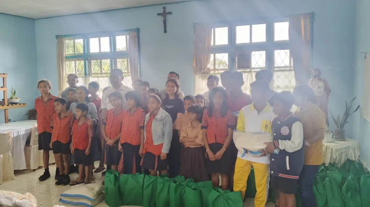 Kemensos Salurkan Bantuan untuk 64 Anak Disabilitas di SLB Karya Murni Ruteng