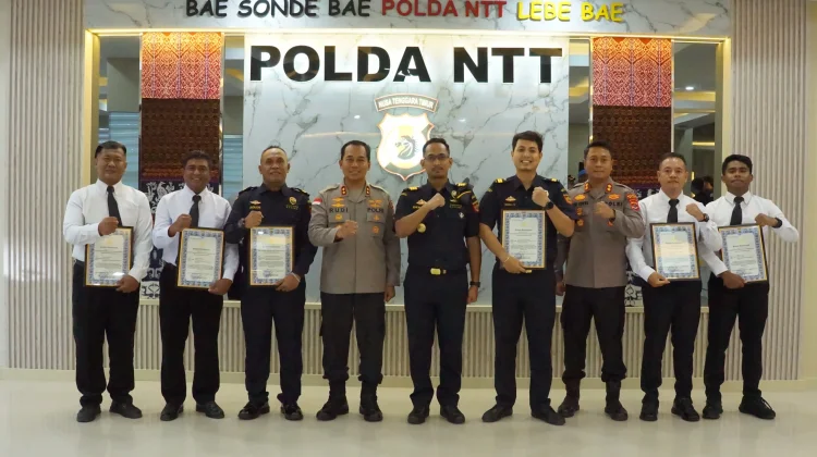 Ungkap 11 Juta Rokok Ilegal, Polda NTT Beri Penghargaan ke  Personel Polri
