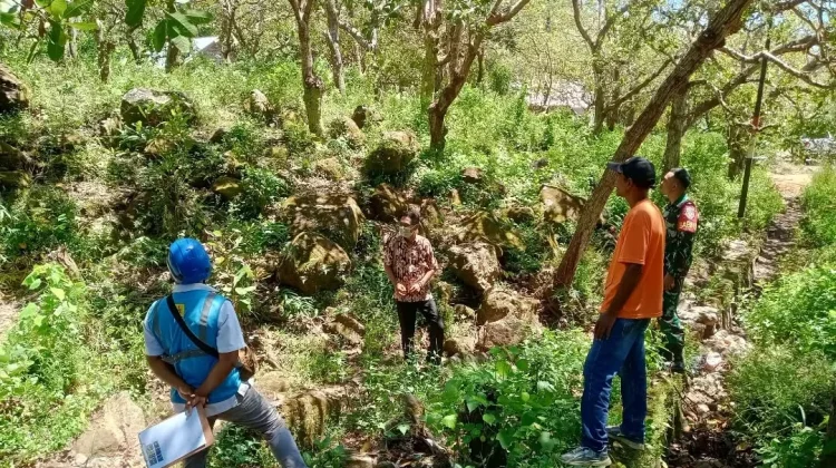 Babinsa dan PLN Cek Tiang Listrik di Riangkotek, Antisipasi Risiko bagi Warga