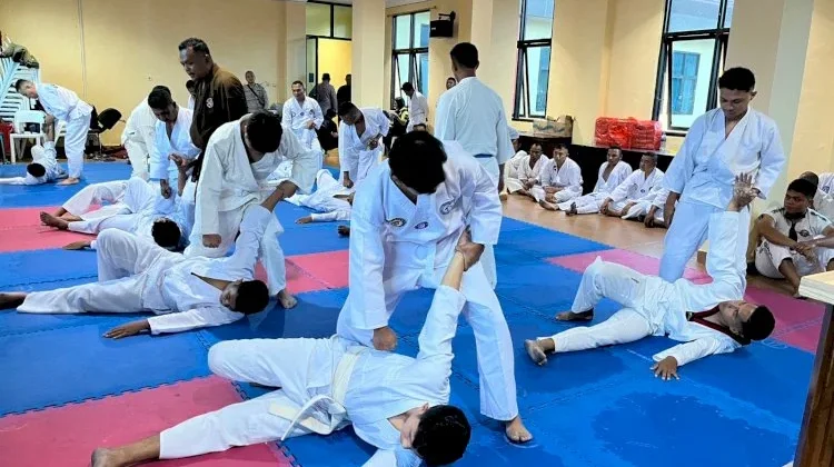 Puluhan Personel Polres Manggarai Ikuti Ujian Beladiri untuk Kenaikan Pangkat