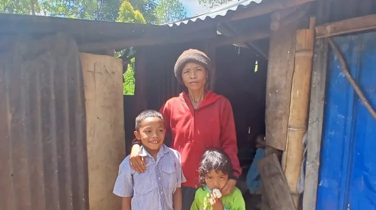 Kisah Maria Bersama Kedua Anaknya Tinggal di Pondok Lahan Orang Tanpa Listrik