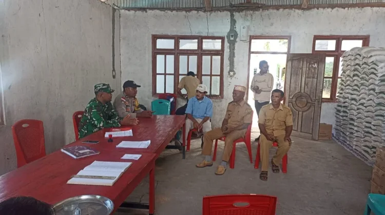 Sinergi TNI dan Aparat Desa Satar Lenda Sukseskan Penyaluran Bantuan Pangan