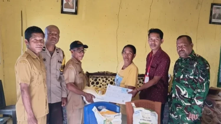 TNI Dampingi Warga Terima Bantuan Beras dan Minyak Goreng di Desa Rura
