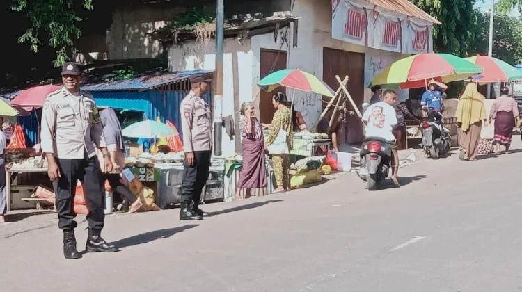 Polisi Atur Lalu Lintas Waiwerang, Mobilitas Warga Lancar