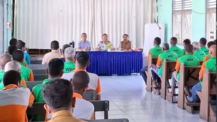 Rutan Bajawa Bagikan e-KTP bagi 32 Warga Binaan