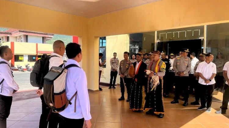 Polres Manggarai Sambut Tim Audit Itwasda dengan Tradisi Adat