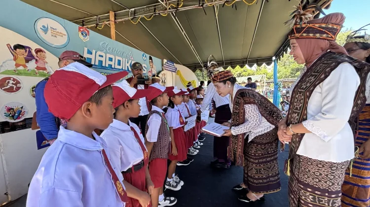 Seragam Sekolah Ringankan Beban Orang Tua di Momen Hardiknas