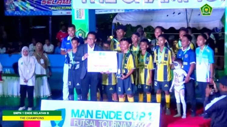 Trofi Diserahkan, SMPN 1 Ende Selatan Ukir Sejarah di Futsal MAN Ende