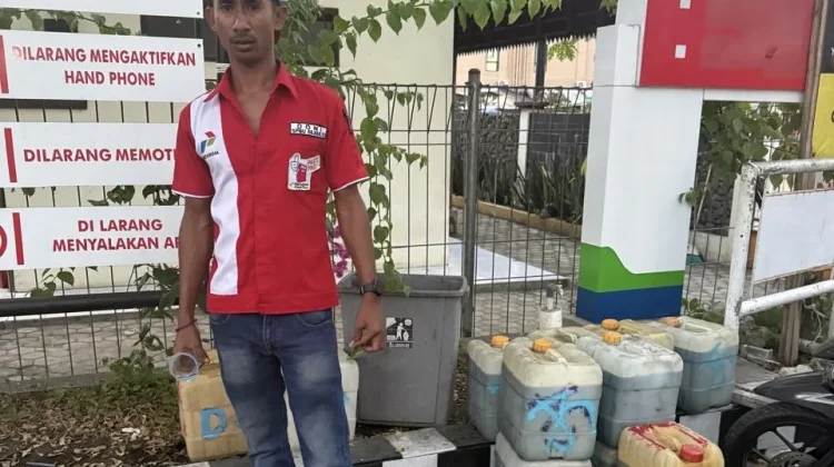 Polisi Sidak Antrean Jerigen BBM di SPBU Kampung Tengah Labuan Bajo