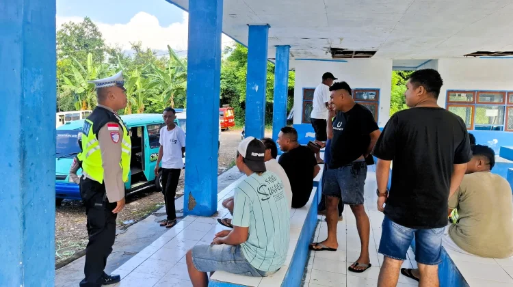 Polantas Flotim Edukasi Sopir Angkot di Terminal Lamawalang