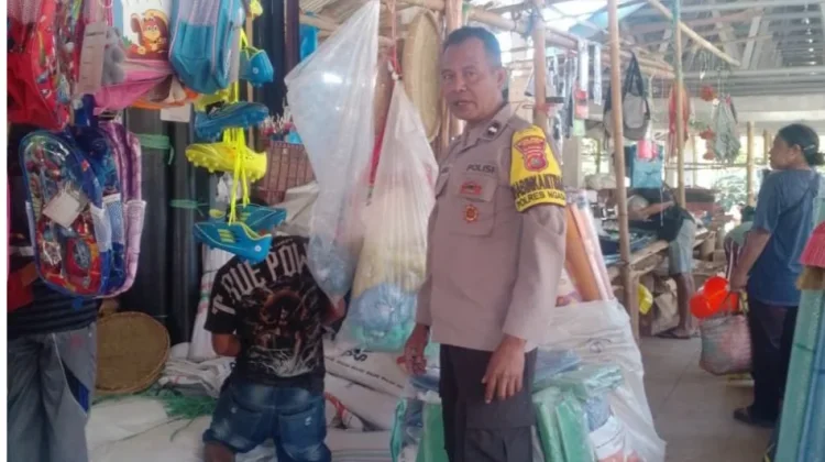 Bhabinkamtibmas Desa Ria Pantau Harga Sembako di Pasar Riung Barat
