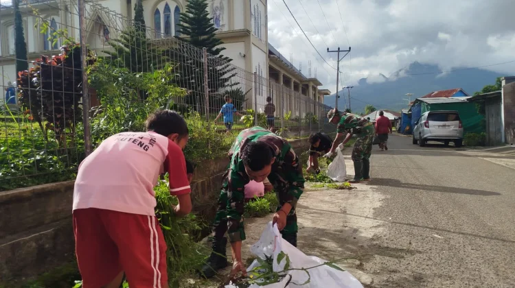 Sinergi Babinsa Ruteng dan Warga Bersihkan Lingkungan Pasar Cancar