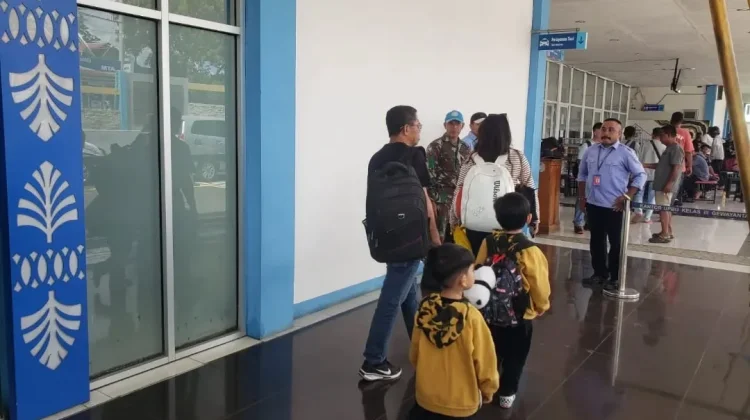 Petugas Bandara Gewayantana Perketat Pengamanan Penumpang