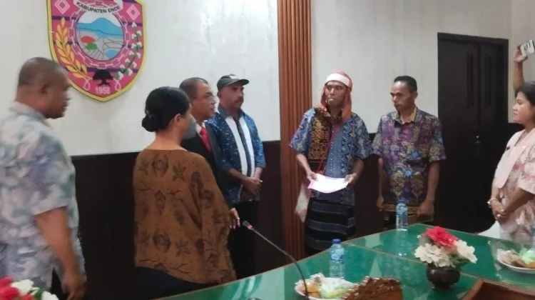Tokoh Adat Tiwe Hibahkan Lahan untuk Sekolah Rakyat
