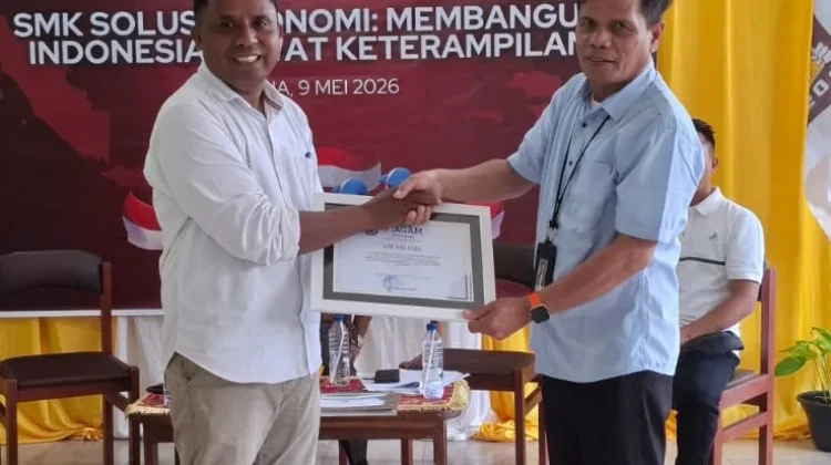 SMK St. Vincentius Antonius Ndona Berikan Penghargaan kepada RRI Ende