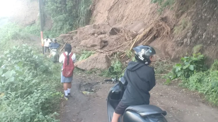 Longsor Terjang Ruas Jalan Woltopo–Wolowona, Pengendara Diminta Waspada