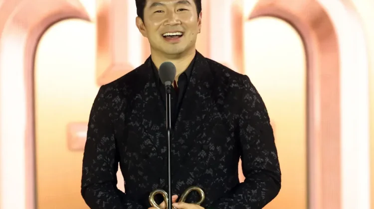 Simu Liu Raih Penghargaan Gold Mogul dalam Ajang Gold House Gala