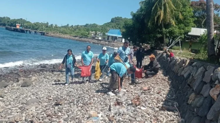 Kemenag Lembata Dorong Kesadaran Lingkungan lewat Aksi Pesisir