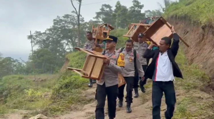 Polres Sikka Salurkan Meubeler ke SMP Terdampak