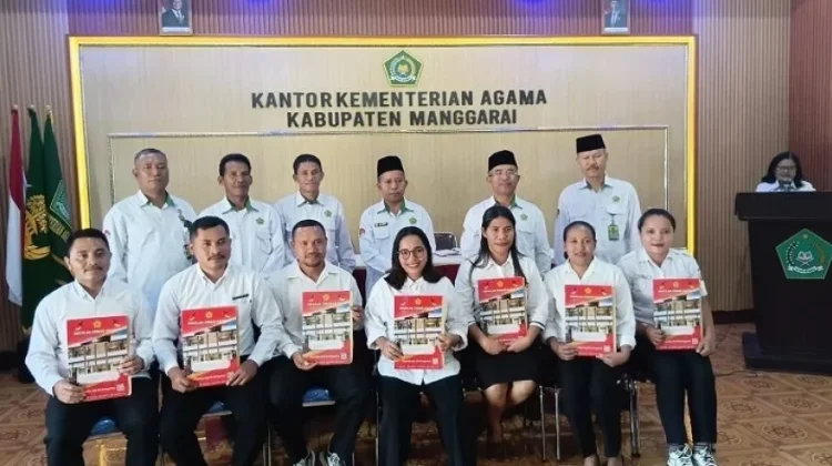 Kemenag Manggarai Serahkan Sertifikat Pendidik kepada Tujuh Guru Agama Katolik