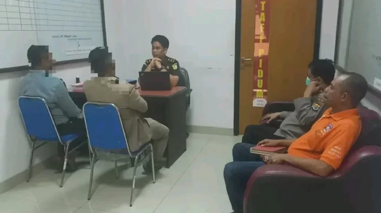 Polsek Soa Serahkan Tersangka Kasus Penganiayaan ke Kejari Ngada