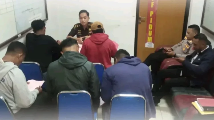 Polsek Riung Serahkan Tersangka Kasus Penganiayaan