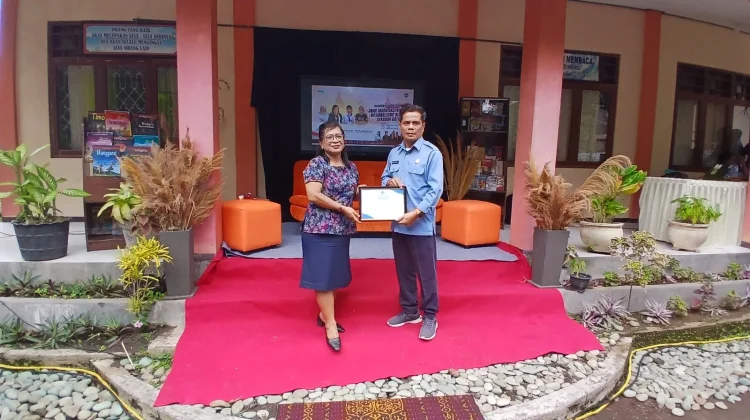 Kepala SMK Yos Sudarso Ende Berikan Piagam Penghargaan kepada LPP RRI Ende