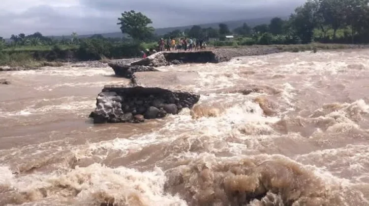 Wabup Matim Tinjau Cross Way Wae Musur Putus Diterjang Banjir