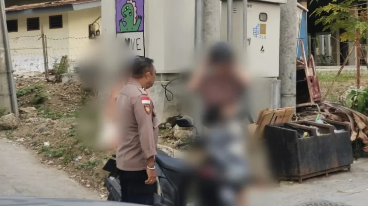 Polisi Tegur  Wisatawan Asing Berkendara tanpa Baju di Labuan Bajo