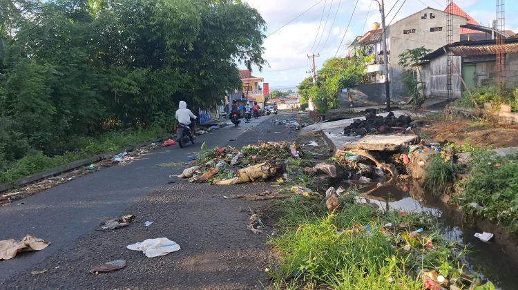 DLH Ende Tanggapi Keluhan Warga Soal Sampah di Jalan Durian