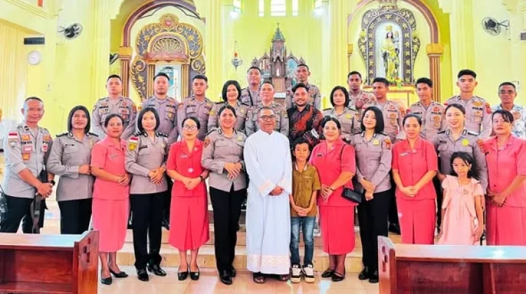 Polres Flotim Layani Koor Misa Kenaikan Tuhan Yesus Kristus di Gereja Katedral