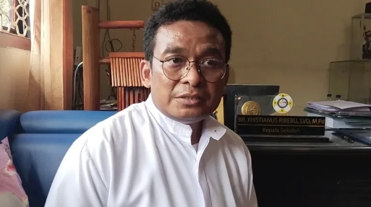 Dirut Bank NTT Bantu Renovasi Aula Syuradikara