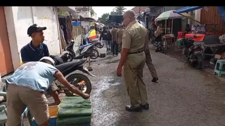 Satpol PP Ende Tertibkan Pedagang Ikan Mbongawani